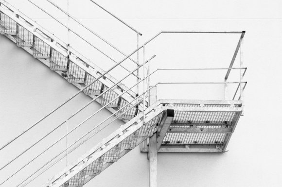 Professionnel pour la pose d’un escalier droit à visser avec marches et passerelle en caillebotis 