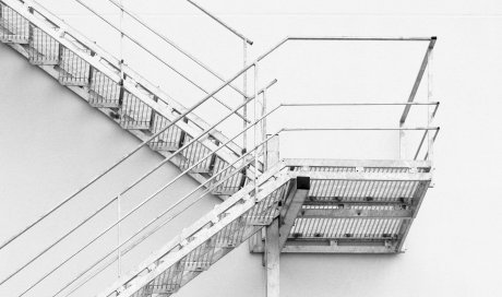 Professionnel pour la pose d’un escalier droit à visser avec marches et passerelle en caillebotis 